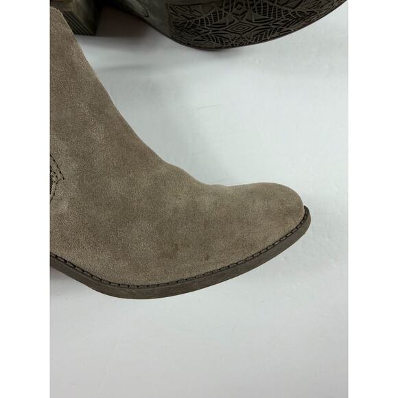 Me Too Suede Taupe Zoey Ankle Booties size 9 Women's - Picture 4 of 13
